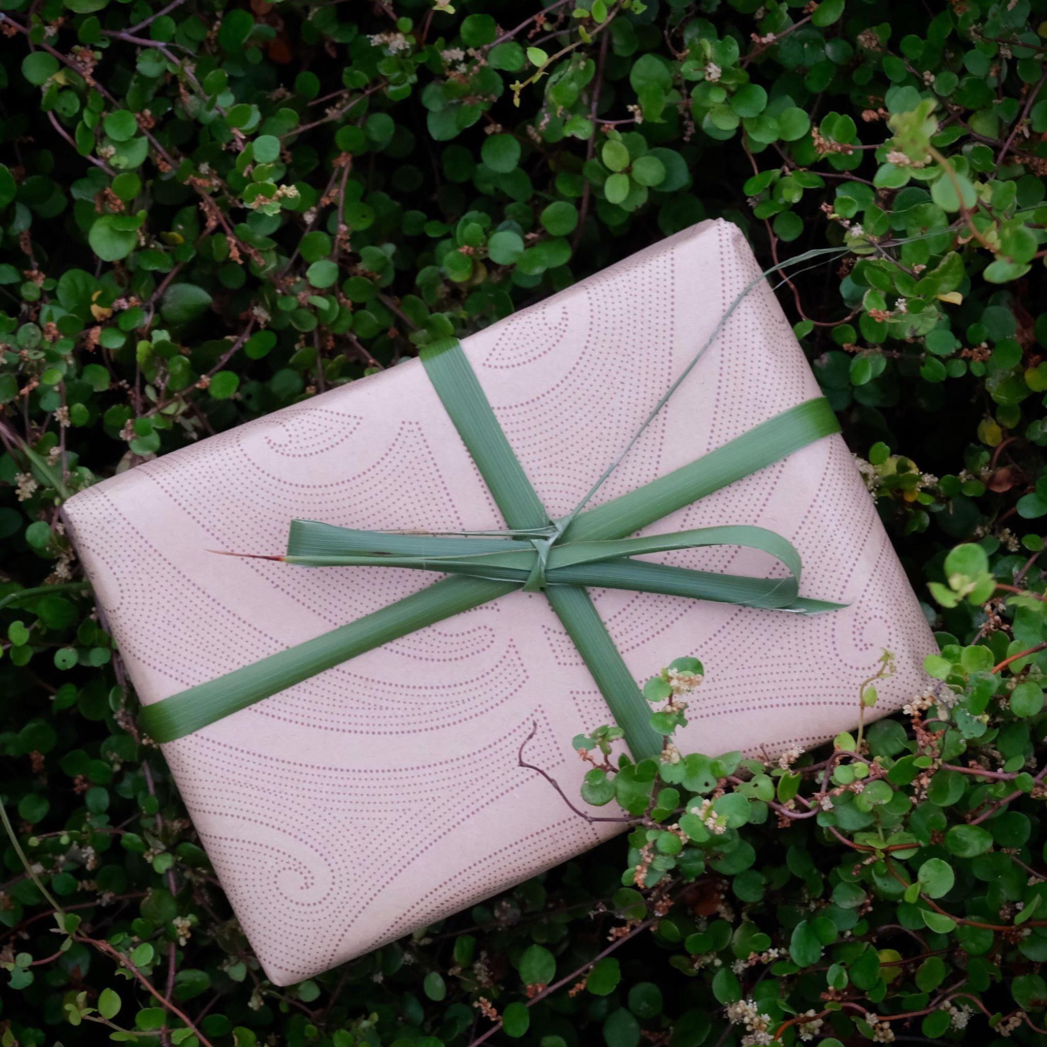 Kōwhaiwhai pepa | Wrapping paper roll